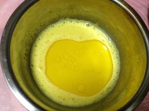 加入葵花籽油充分搅匀至乳化