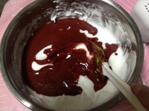 蛋白糊与蛋黄糊混合翻拌均匀（不要划圈搅拌，以免消泡）