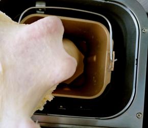 将面包原料放入面包桶，开启法式面包程序，揉至出薄膜