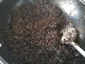 梅干菜事先浸泡2小时，加猪油和白糖翻炒入味