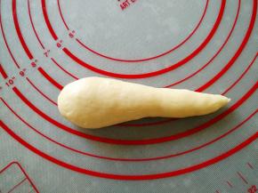 将面团搓成长水滴状