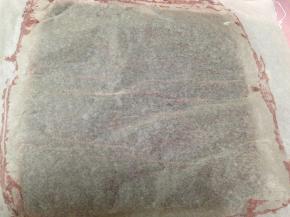 蛋糕烤好后，立即取出放到烤架上，出炉趁热揭去油纸