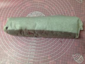 两边封好，将蛋糕卷末尾置于正下方入冰箱冷藏室冷藏1小时