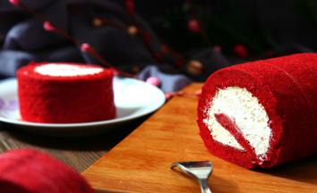 取出后，将头尾不好看的部分切掉薄薄一层（直接吃掉),然后切块就行了。（用锋利的刀切块，每切一刀就要把刀身擦干净）