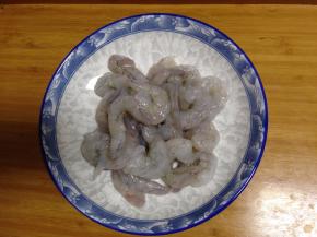 青虾仁用少许盐轻轻搓洗用水冲净，用手稍微挤出水分