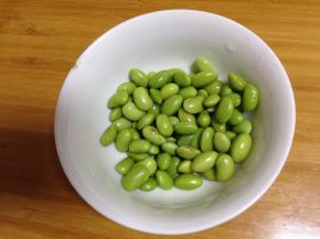 青豆用水煮熟备用