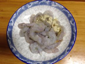 加入白胡椒粉、盐、料酒抓匀腌制10分钟