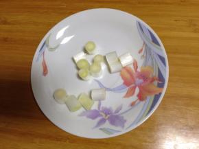 葱剥去老皮取葱白部分切稍微大点的丁