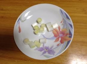 葱剥去老皮取葱白部分切稍微大点的丁