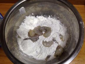 腌好的虾仁分次加入生粉抓匀