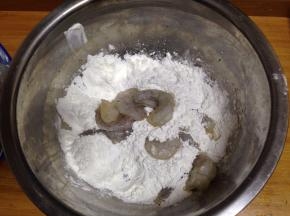 腌好的虾仁分次加入生粉抓匀