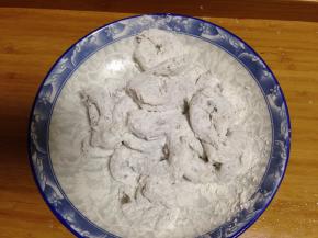 使每一颗虾仁都裹匀、沾上生粉，静置2分钟