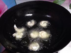 锅中加适量油，烧制5成热分次下入虾仁炸至定型（只要定型即可不要时间长了）