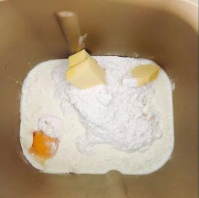 :把所有食材一同放进面包桶！