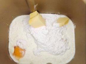 :把所有食材一同放进面包桶！