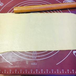 取出面团排气擀至长舌状！(大概15CM长左右,宽5CM左右)