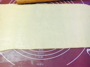 取出面团排气擀至长舌状！(大概15CM长左右,宽5CM左右)