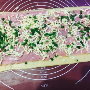 加一层培根，培根上再铺上马苏里芝士和葱花！