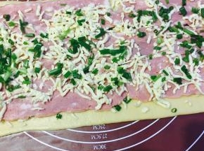 加一层培根，培根上再铺上马苏里芝士和葱花！