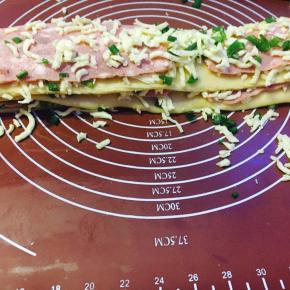 以长条的方向切两刀，这样就有三条了！叠加起来！