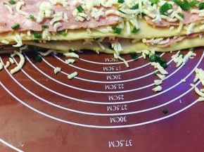 以长条的方向切两刀，这样就有三条了！叠加起来！