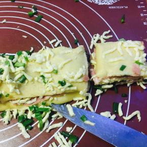 切至模具大小块状！「我把最上层肉取下，太滑溜，最后再塞进模具里」