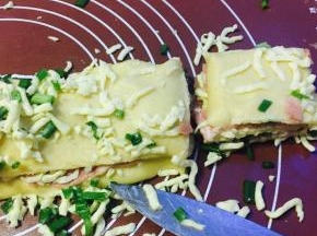 切至模具大小块状！「我把最上层肉取下，太滑溜，最后再塞进模具里」