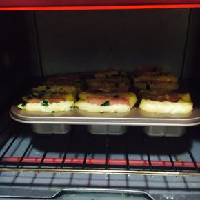 放最低层！180度，30分钟！「我是30升烤箱，中层加模具高度离上管太近的话容易把培根先烤焦，所以建议放最底层。」