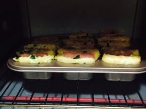 放最低层！180度，30分钟！「我是30升烤箱，中层加模具高度离上管太近的话容易把培根先烤焦，所以建议放最底层。」