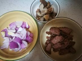 洋葱切块，花菇切片，自己卤的牛肉切块
