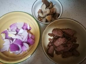 洋葱切块，花菇切片，自己卤的牛肉切块
