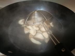 烧锅热水，给花菇淖个水，捞出沥干