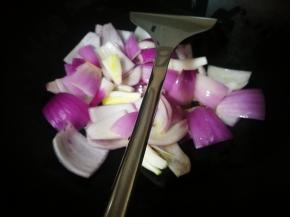 锅烧热，倒入花生油，下入洋葱