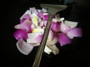 锅烧热，倒入花生油，下入洋葱