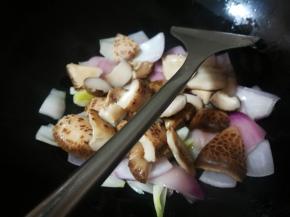 洋葱炒出香味，变透明了，加入花菇