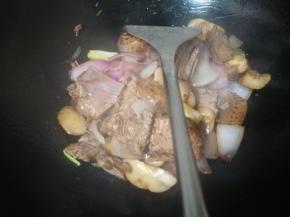 加入生抽，老抽，醋，翻炒均匀