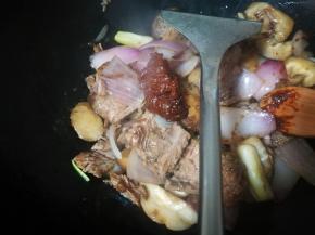 加豆瓣酱，适量加，豆瓣酱是咸的