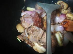 加豆瓣酱，适量加，豆瓣酱是咸的