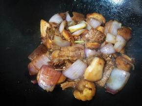 翻炒均匀后，加点开水，盖上锅盖，焖1分钟，开盖加入黑胡椒，起锅