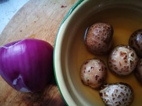 美貌的紫洋葱去皮洗净，泡好的花菇