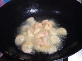 原锅的油大火提高油温至8成热，分次倒入虾仁复炸