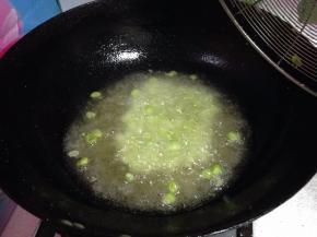 倒入青豆稍炸即可捞出备用