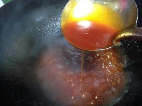 转中小火煮至汤汁微稠、颜色红亮