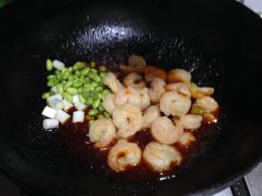 所有材料迅速倒入炒好的酱汁快速翻炒均匀出锅装盘