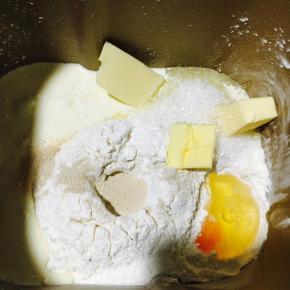 把食材通通放进面包桶，启动和面程序15分钟。