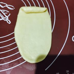 擀成长舌状，从一头卷起！