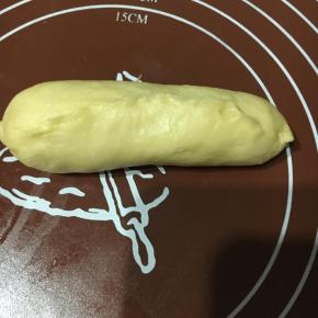 擀成长舌状，从一头卷起！