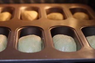 整形放进学厨8连热狗模具！烤箱底部放碗开水，35度，40分钟！