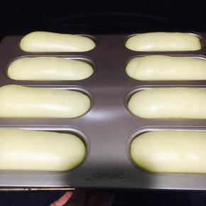 发酵好的面包！涂抹上牛奶，撒上芝麻，「根据个人喜欢，也可以不撒芝麻，或是涂抹蛋液」