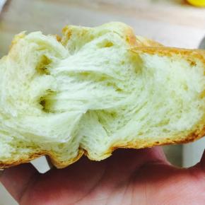 汉堡胚切两半。